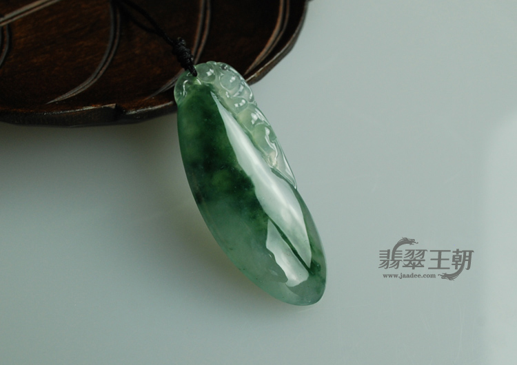 冰种飘花缅甸翡翠福瓜挂件