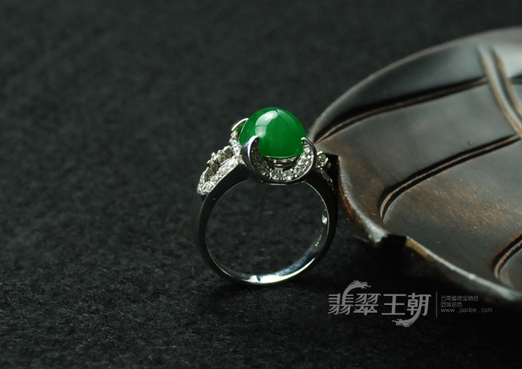 糯冰种阳绿镶白金缅甸翡翠戒指