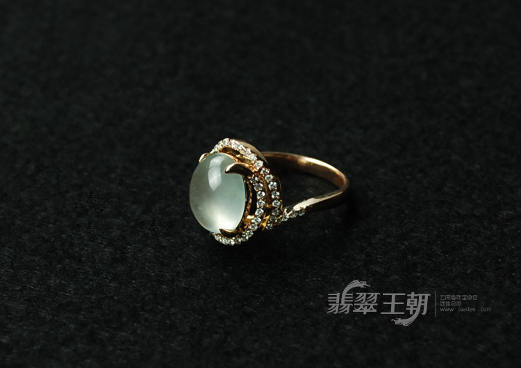 玻璃种强莹光包白金缅甸翡翠戒指