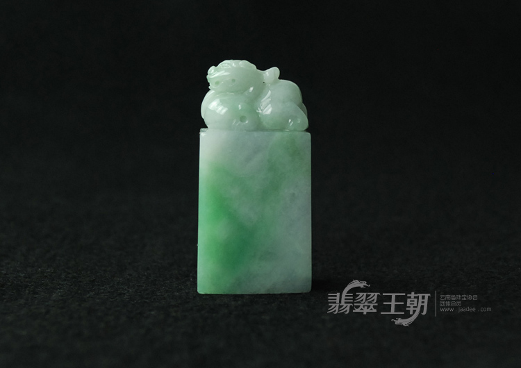 糯冰种青色缅甸翡翠狮子印章