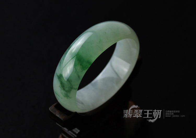 糯冰种飘花缅甸翡翠贵妃镯（54.9）