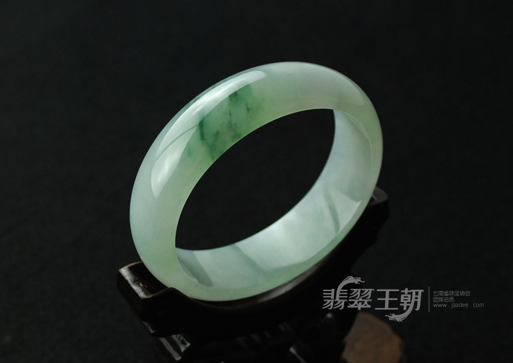 糯冰种飘花缅甸翡翠贵妃镯（56.7）