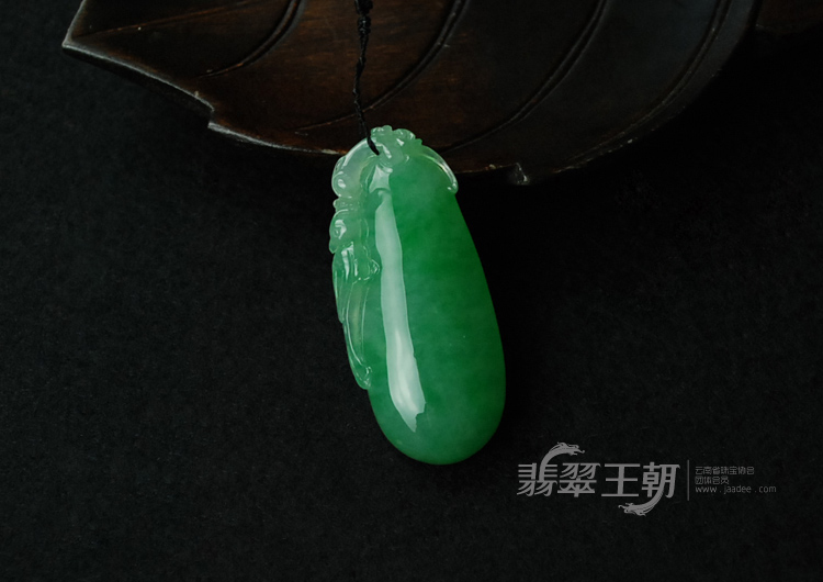 冰种阳绿缅甸翡翠福瓜挂件