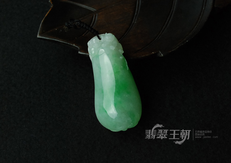 糯冰种飘翠缅甸翡翠福瓜挂件