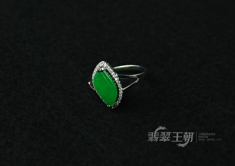 糯冰种满绿包白金缅甸翡翠戒指