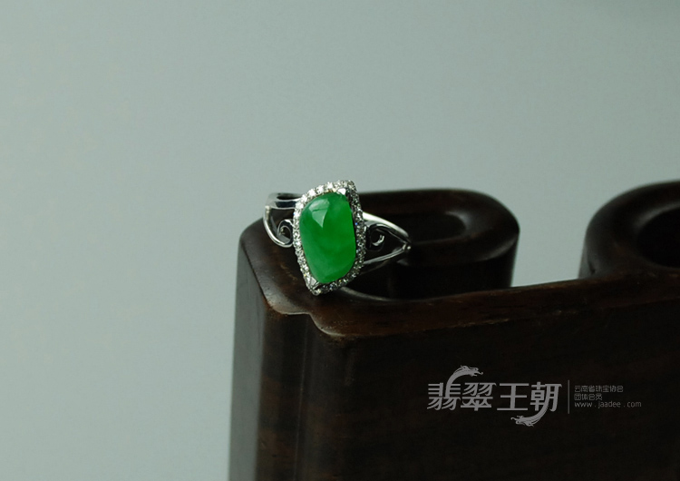 糯冰种满绿包白金缅甸翡翠戒指