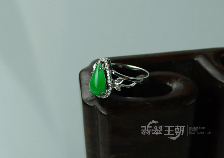 糯冰种满绿包白金缅甸翡翠戒指