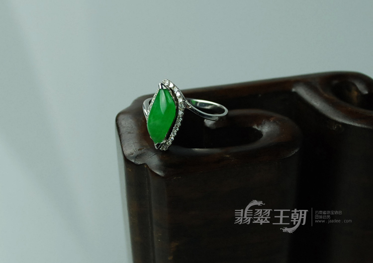 糯冰种满绿包白金缅甸翡翠戒指