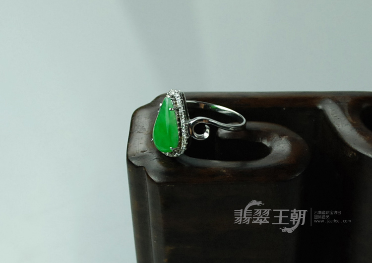 糯冰种满绿包白金缅甸翡翠戒指