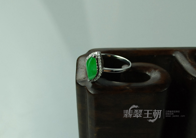 糯冰种满绿包白金缅甸翡翠戒指