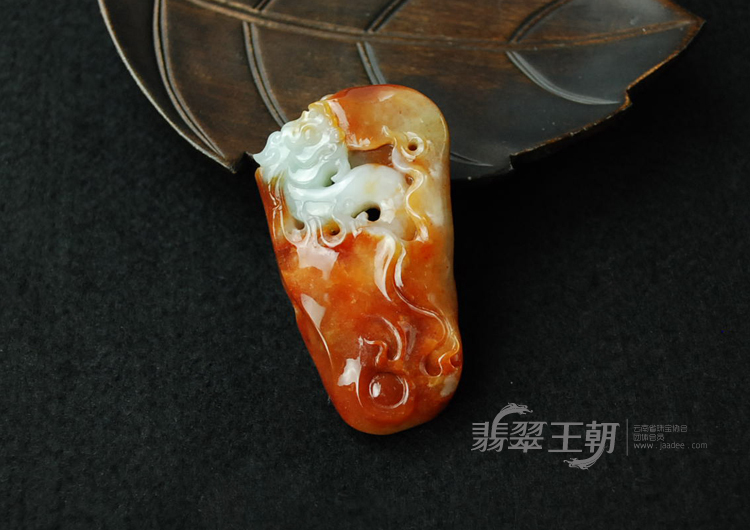 细糯种红翡缅甸翡翠龙牌挂件