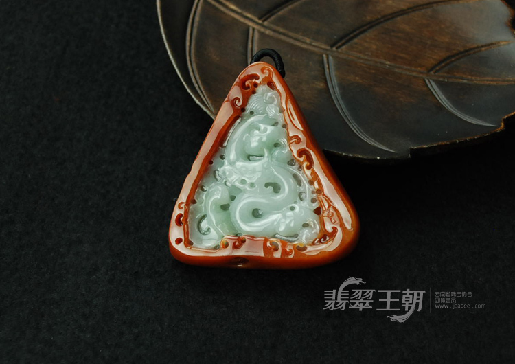 细糯种红翡缅甸翡翠龙凤牌挂件