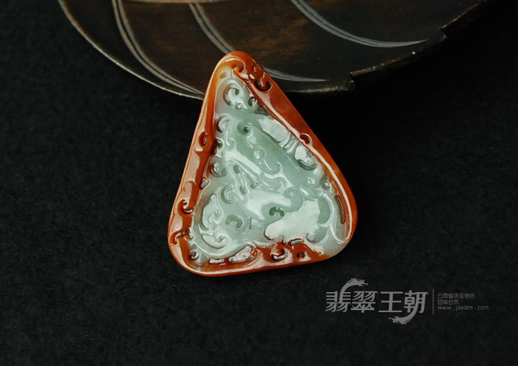 细糯种红翡缅甸翡翠龙凤牌挂件