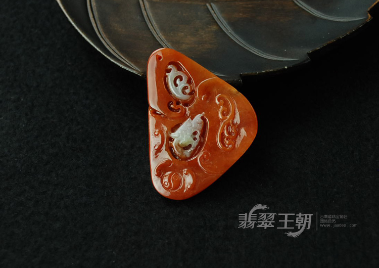 细糯种红翡缅甸翡翠龙凤牌挂件