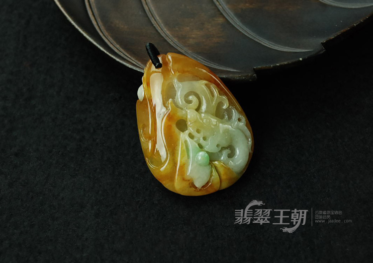 糯冰种黄翡缅甸翡翠龙凤牌挂件