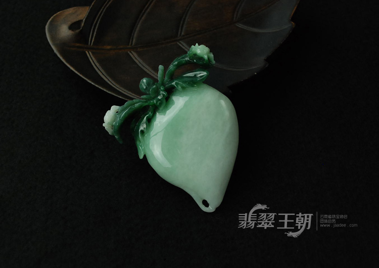 细糯种青色缅甸翡翠萝卜挂件