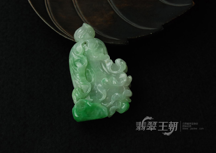 糯冰种翠色缅甸翡翠白菜挂件