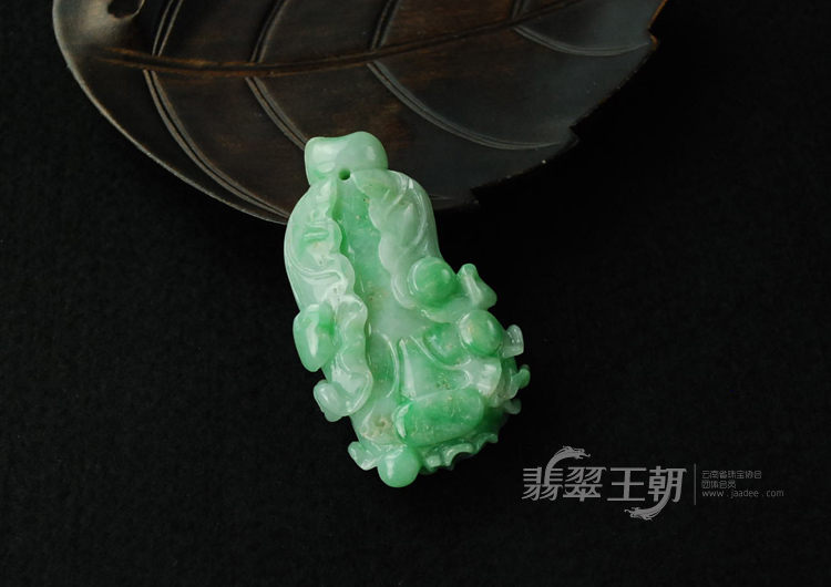细糯种翠色缅甸翡翠白菜挂件