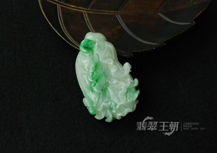糯冰种翠色缅甸翡翠白菜挂件