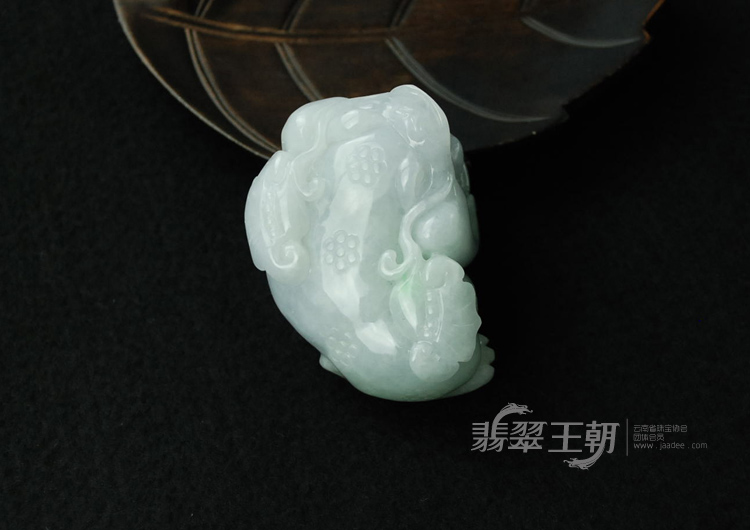 细糯种紫罗兰缅甸翡翠金蟾手玩件