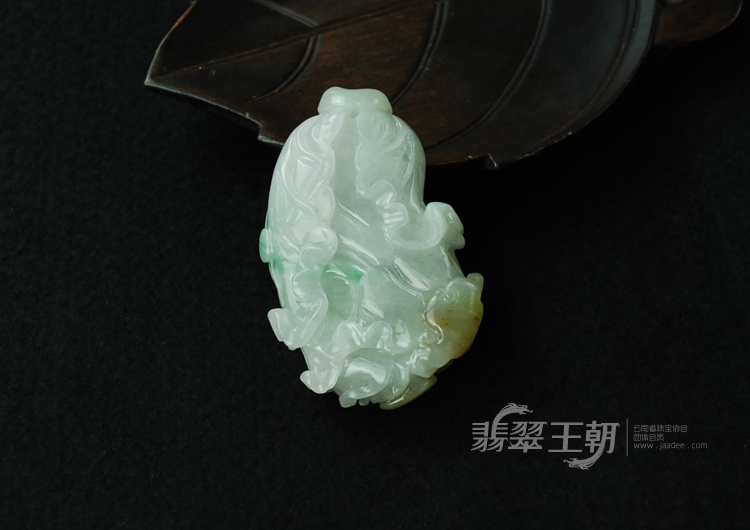 糯冰种飘翠缅甸翡翠白菜挂件