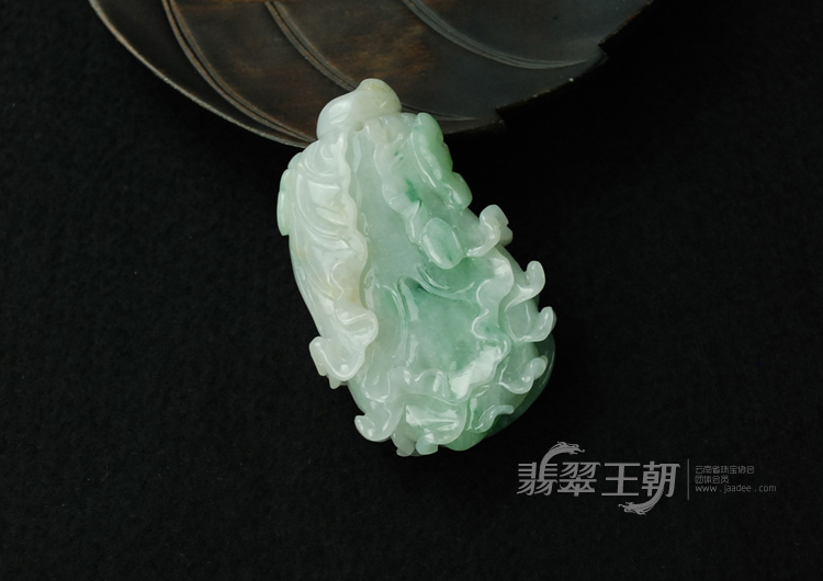 糯冰种飘翠缅甸翡翠白菜挂件