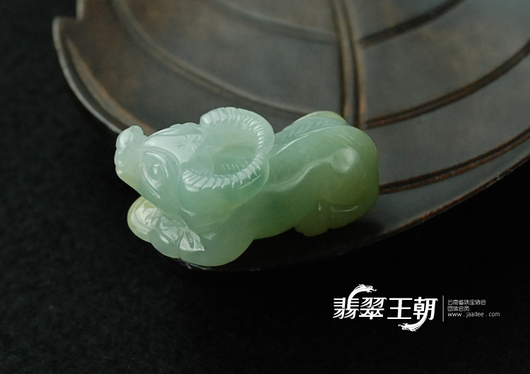 细糯种晴水缅甸翡翠生肖牛挂件