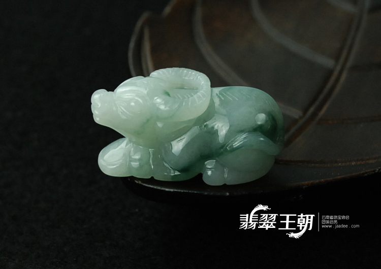 细糯种飘花缅甸翡翠生肖牛挂件