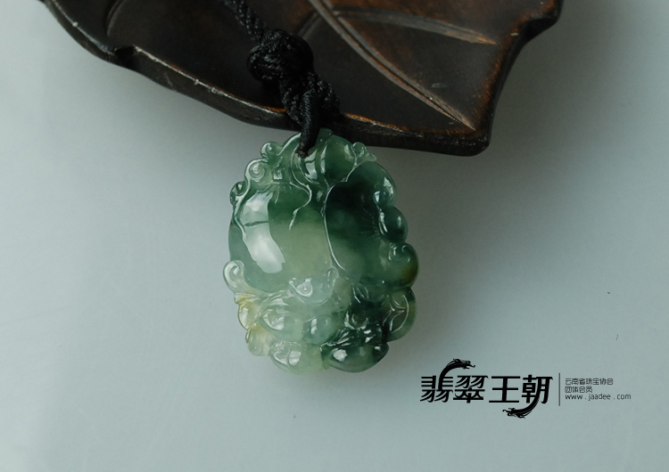 冰种飘花缅甸翡翠如意福瓜挂件