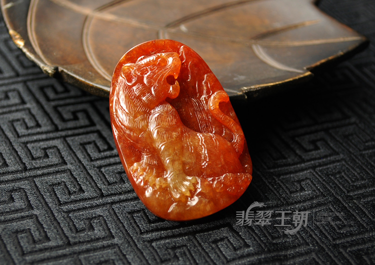 糯冰种红翡缅甸翡翠虎牌挂件