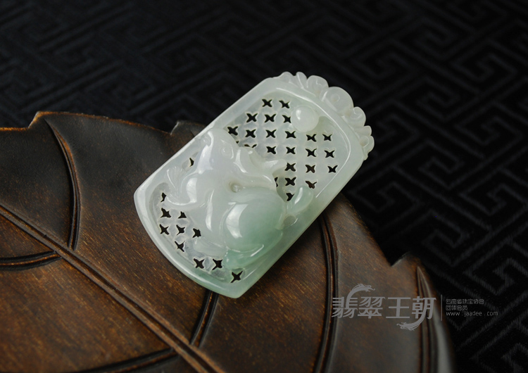 糯冰种晴水缅甸翡翠玉兔挂件