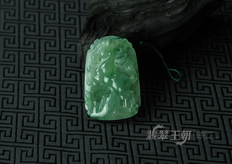 冰种飘花缅甸翡翠马牌挂件