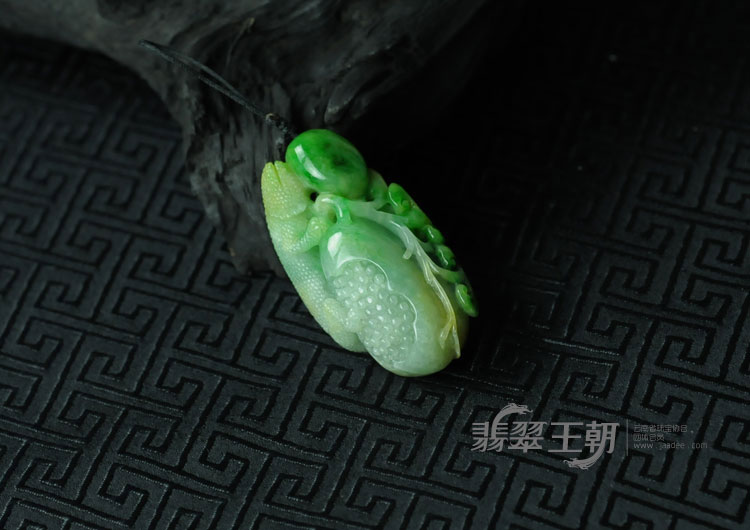 糯冰种黄加绿缅甸翡翠“今非昔比”挂件