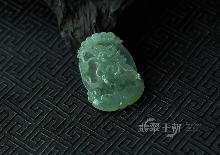 冰种飘花缅甸翡翠龙牌挂件