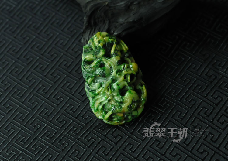 细糯种黄加绿缅甸翡翠“神龙戏珠”挂件