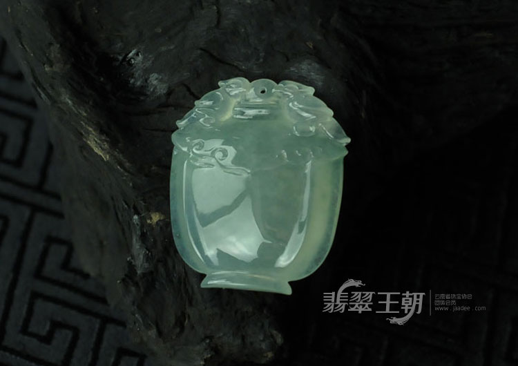 冰种缅甸翡翠“宝瓶”挂件