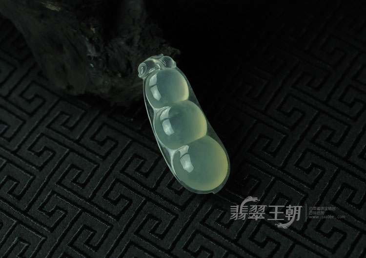 玻璃种缅甸翡翠四季豆挂件