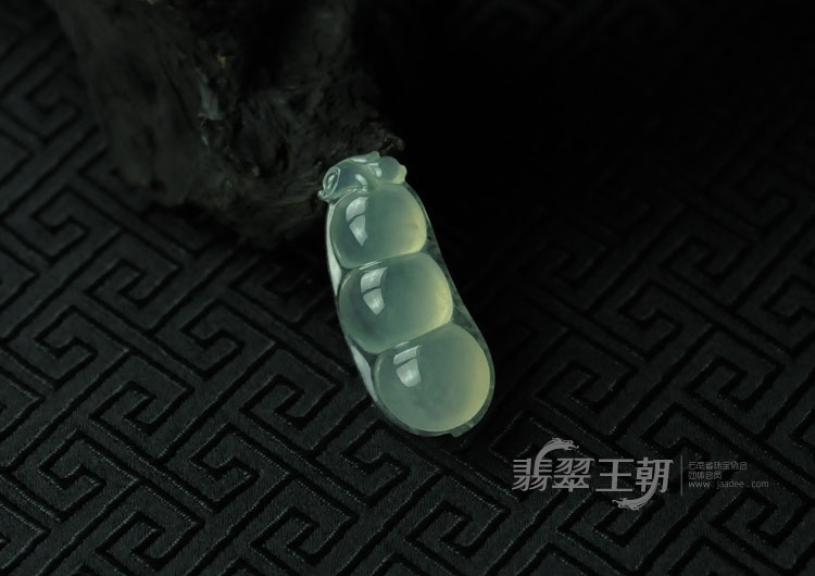 玻璃种缅甸翡翠四季豆挂件