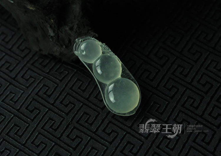 玻璃种缅甸翡翠四季豆挂件