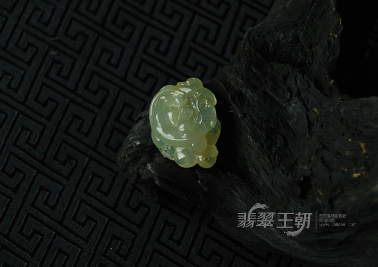 冰种黄翡缅甸翡翠草龙挂件