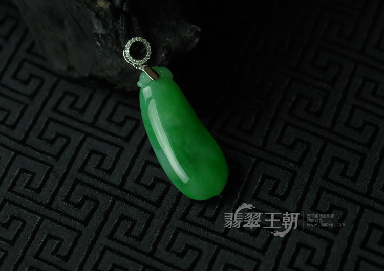 糯冰种正阳绿缅甸翡翠满绿福瓜挂件