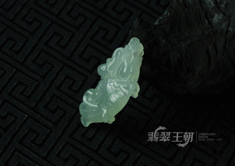 冰种晴水缅甸翡翠鱼龙挂件