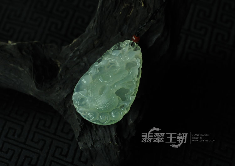 冰种晴水缅甸翡翠龙牌挂件
