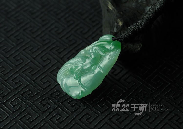 糯冰种晴水飘翠缅甸翡翠“竹节鹦鹉”挂件