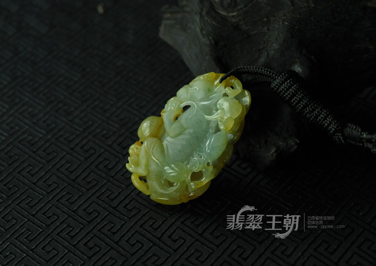 糯冰种黄翡飘花缅甸翡翠龙子挂件