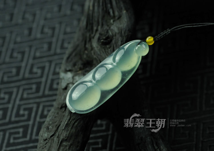 冰玻种晴水缅甸翡翠四季豆挂件