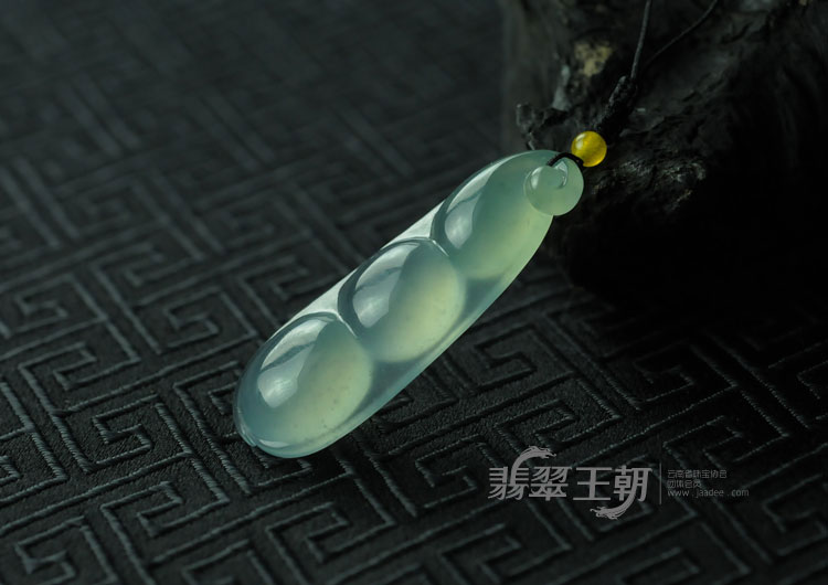 冰玻种晴水缅甸翡翠四季豆挂件