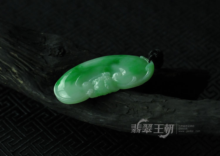 细糯种正阳绿缅甸翡翠如意龙挂件