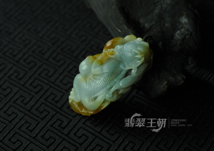 糯冰种蓝水红黄翡缅甸翡翠龙子挂件