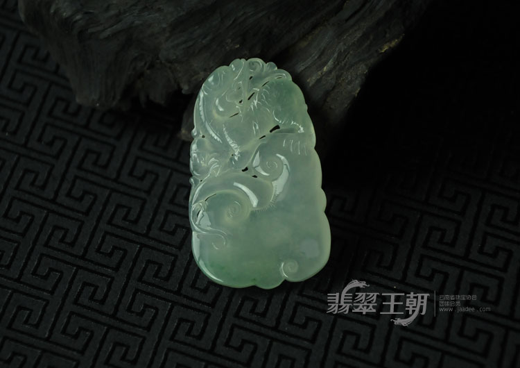 冰玻种晴水略飘花缅甸翡翠“龙行如意”挂件